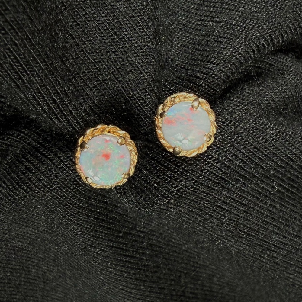 Vintage 9Kt Yellow Gold Opal earrings